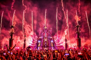 Showgear-Discokugel ziert Red Stage bei Defqon.1