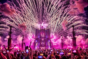 Showgear-Discokugel ziert Red Stage bei Defqon.1