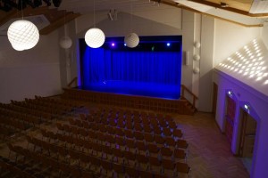 Neue LED-Bühnenbeleuchtung in der Stadthalle Roding installiert